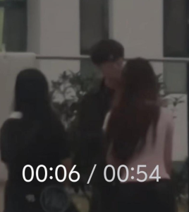 大学生吃瓜了，山东外事职业大学一男子脚踏两只船，2v1，激烈现场视频流出