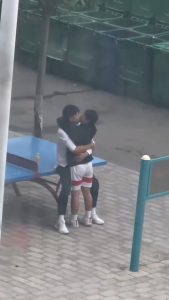 开学就得吃高校宿舍楼男同激情热吻的瓜，你们学校还是太全面了，结尾附原视频